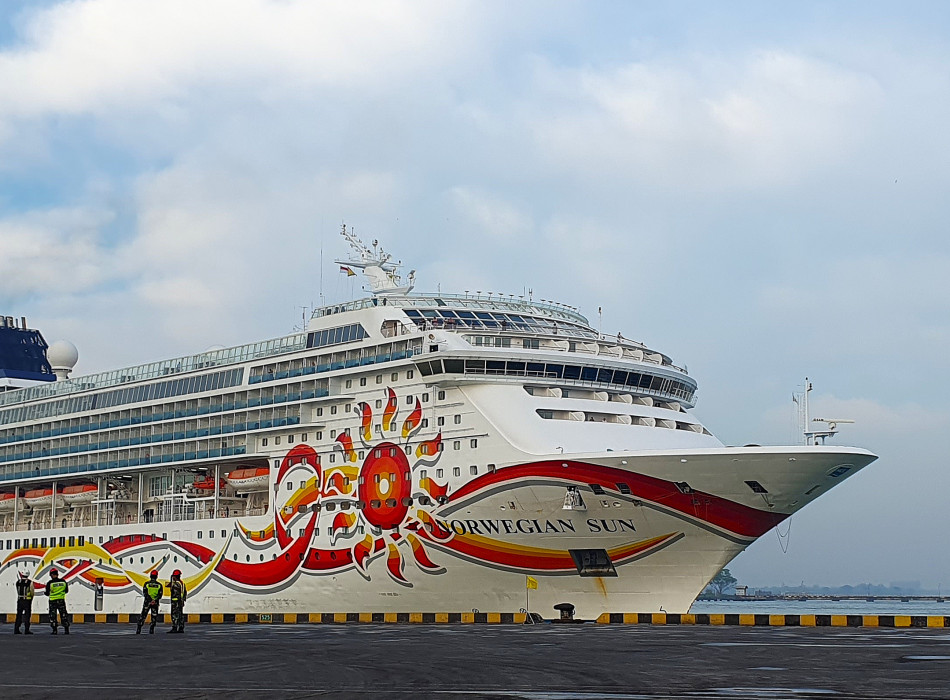 Borobudur Tour from Norwegian Cruise Line / NCL ( Semarang Port )